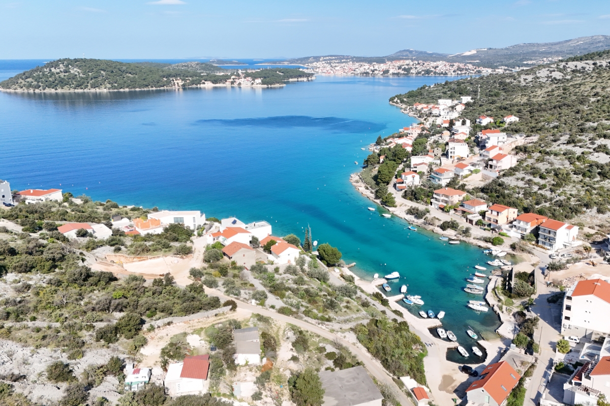 Casa con appartamenti unica in prima fila sul mare