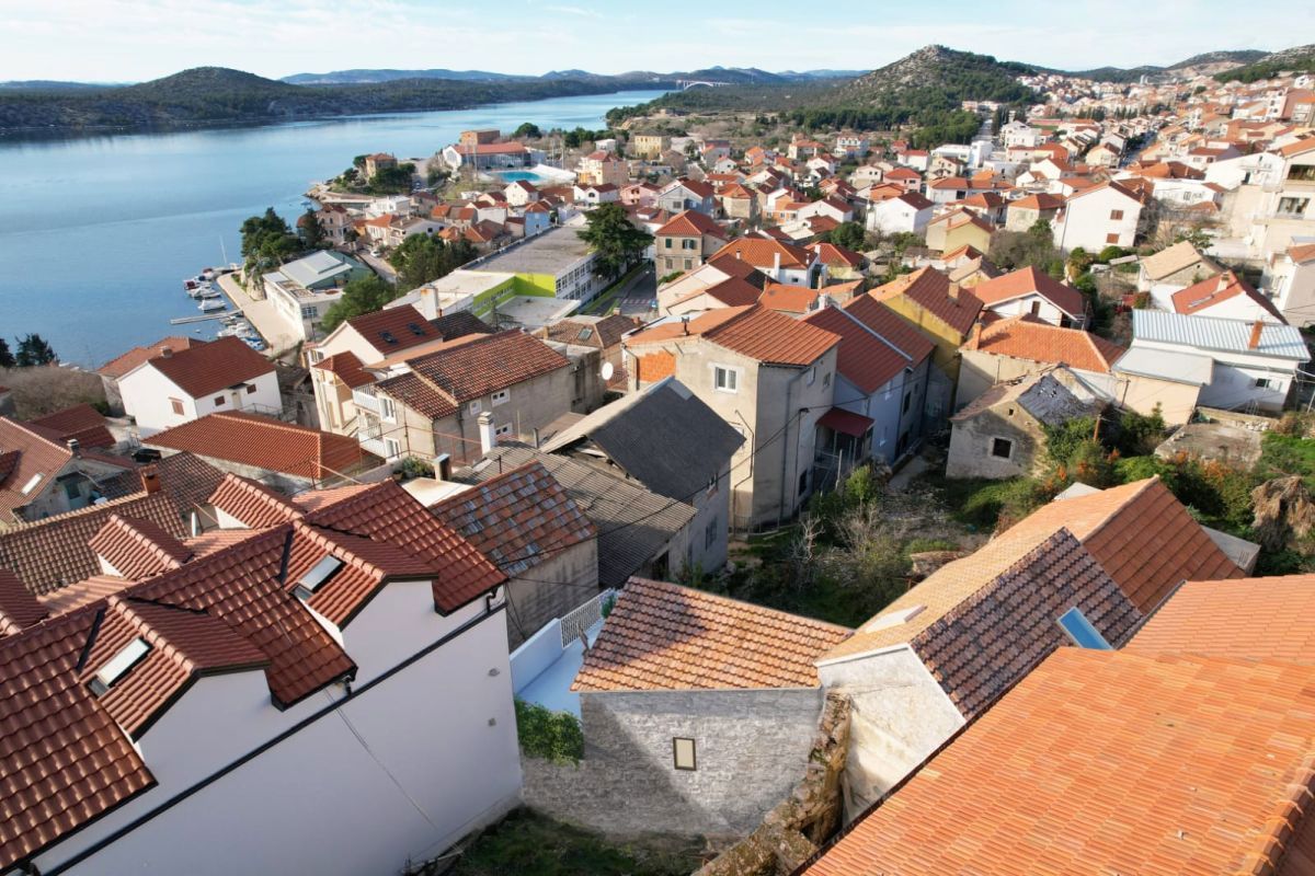 Casa in pietra dalmata da ristrutturare con progetto