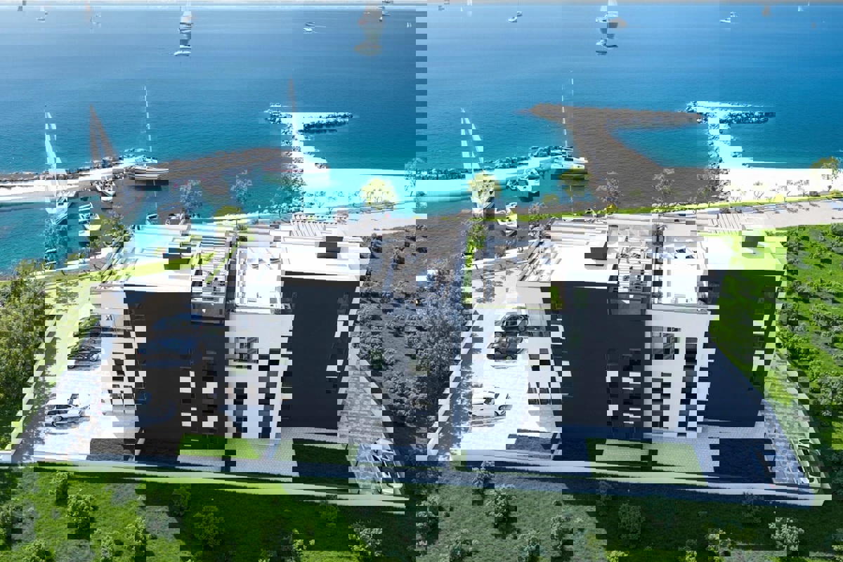 Moderno appartamento con due camere da letto in prima fila sul mare