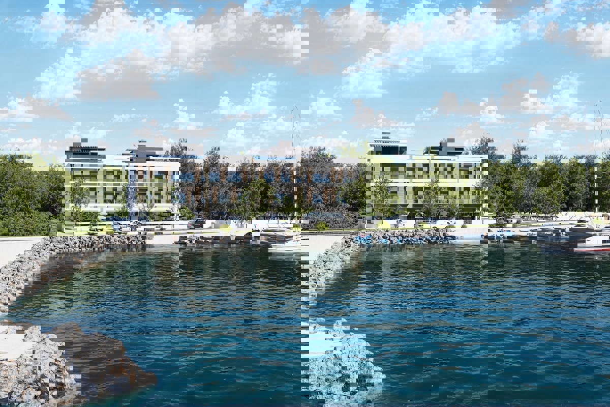 Moderno appartamento con due camere da letto in prima fila sul mare