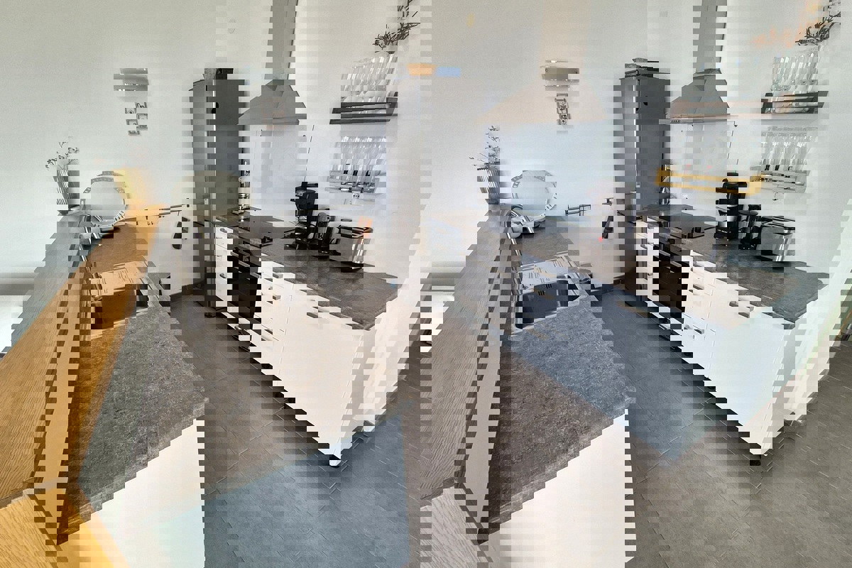 Grazioso appartamento su tre piani con vista mare