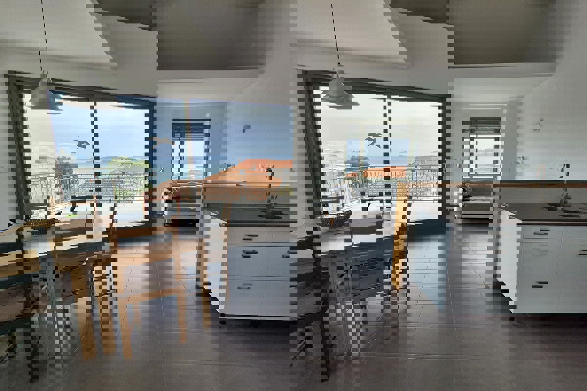 Grazioso appartamento su tre piani con vista mare