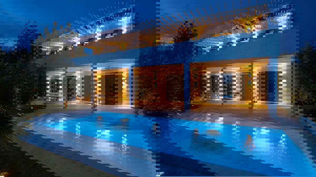 Una bellissima villa in pietra con piscina in prima fila sul mare