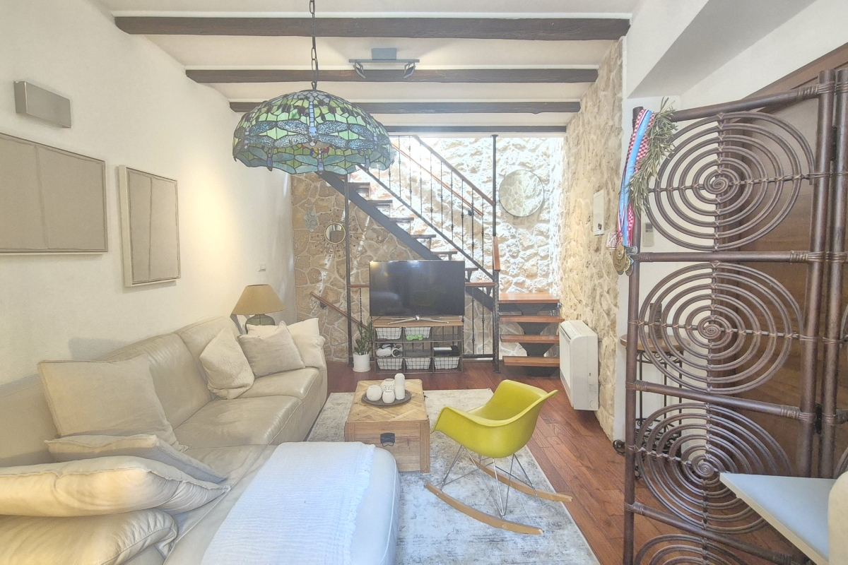 Casa in pietra in centro città con due unità abitative