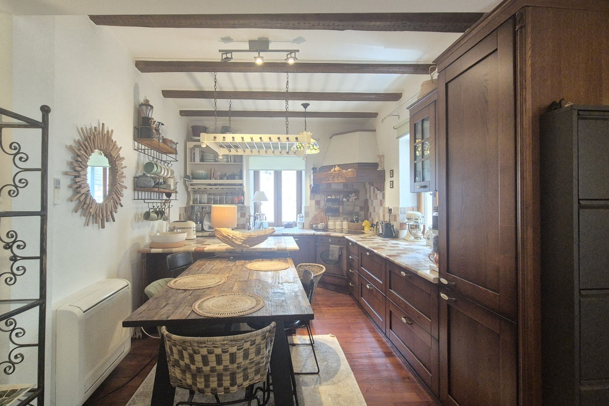 Casa in pietra in centro città con due unità abitative