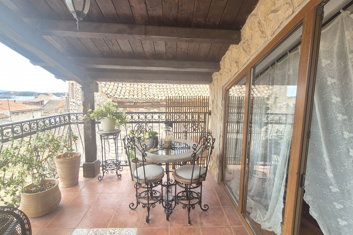 Casa in pietra in centro città con due unità abitative