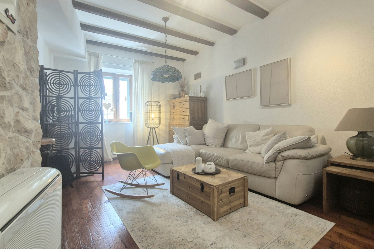 Casa in pietra in centro città con due unità abitative