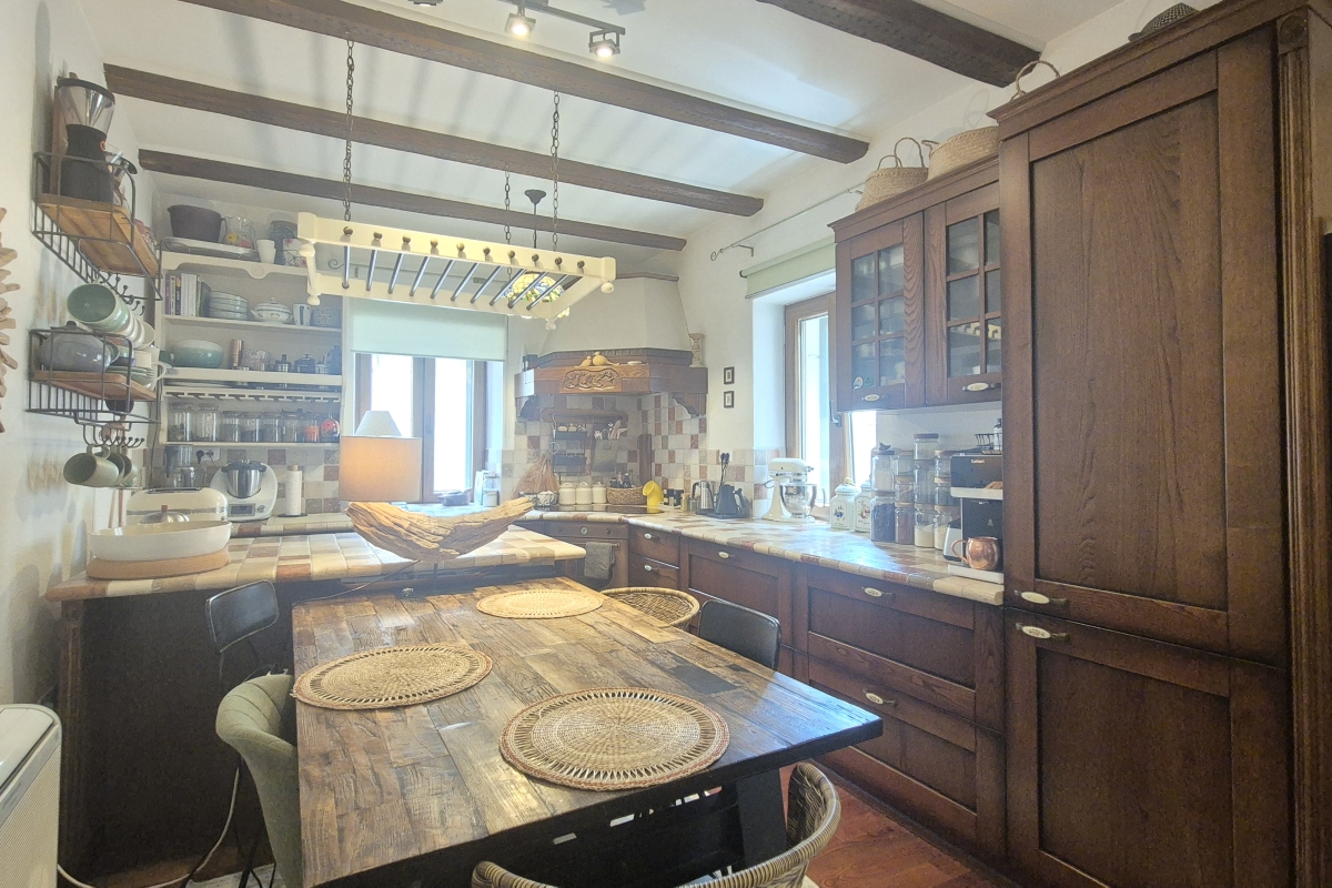 Casa in pietra in centro città con due unità abitative