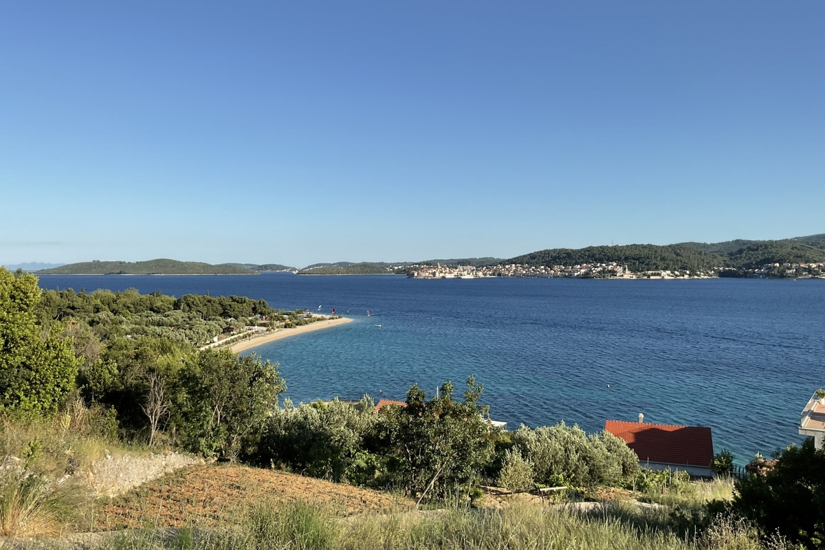 Villa moderna con piscina e vista mare
