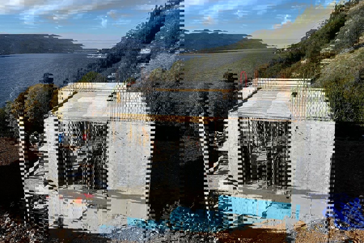 Villa moderna con piscina e vista mare