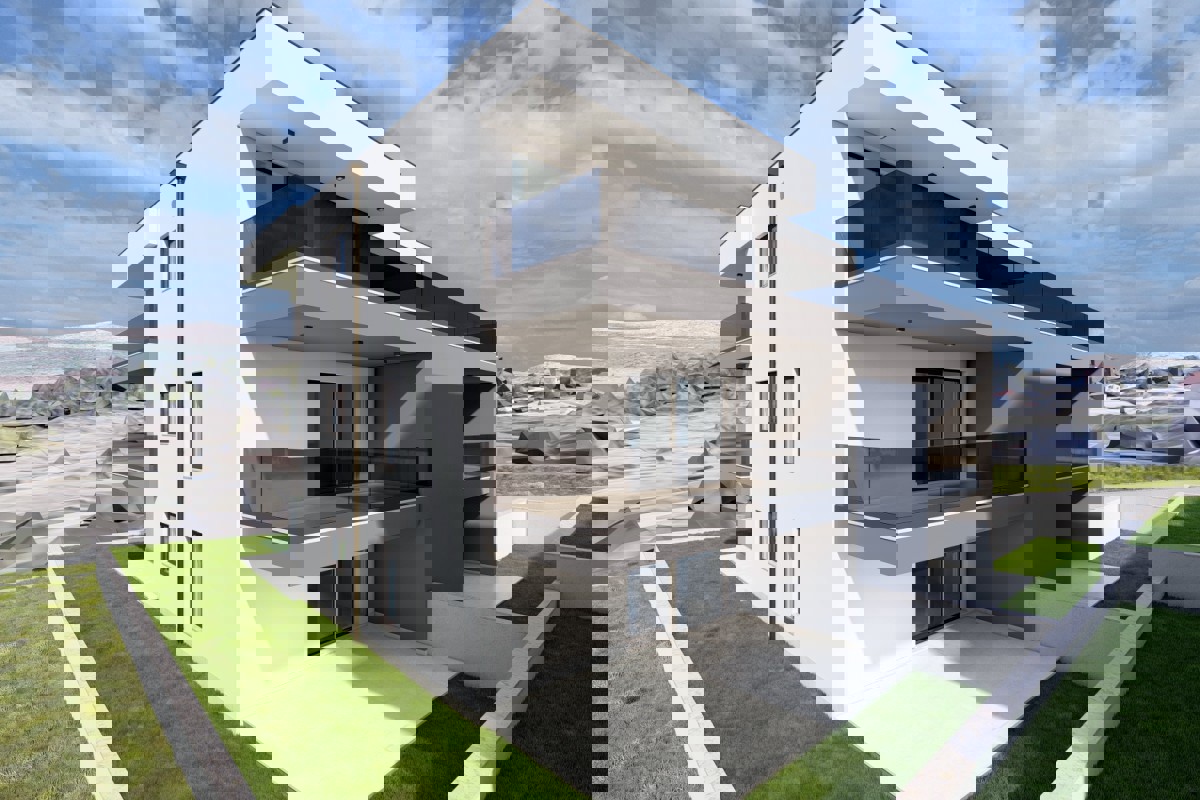 Appartamento con una camera da letto e balcone