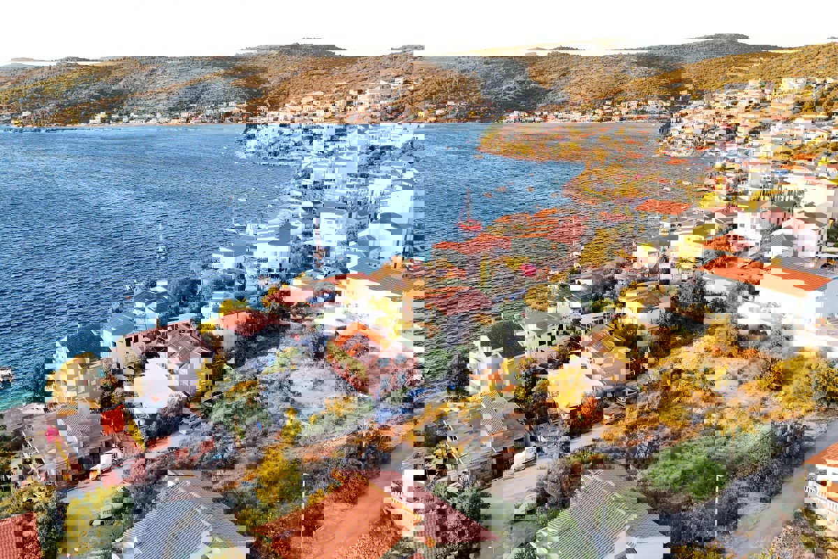 Terreno con permesso di costruire e vista mare aperta