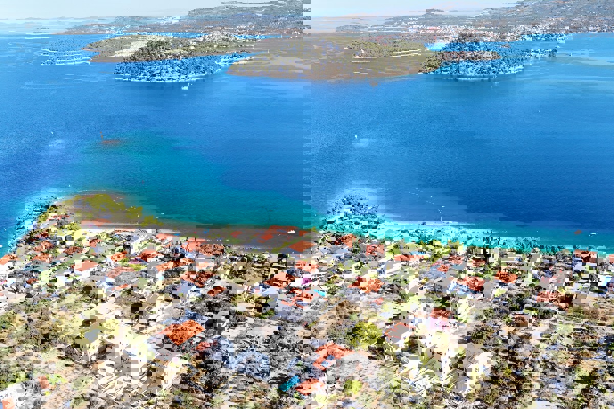 Terreno con permesso di costruire e vista mare aperta