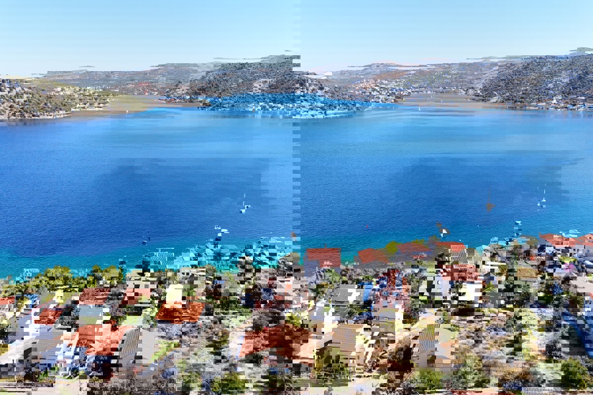 Terreno con permesso di costruire e vista mare aperta