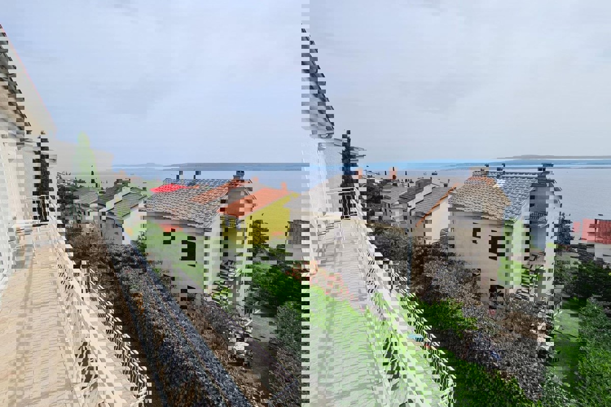 Casa con appartamenti vista mare