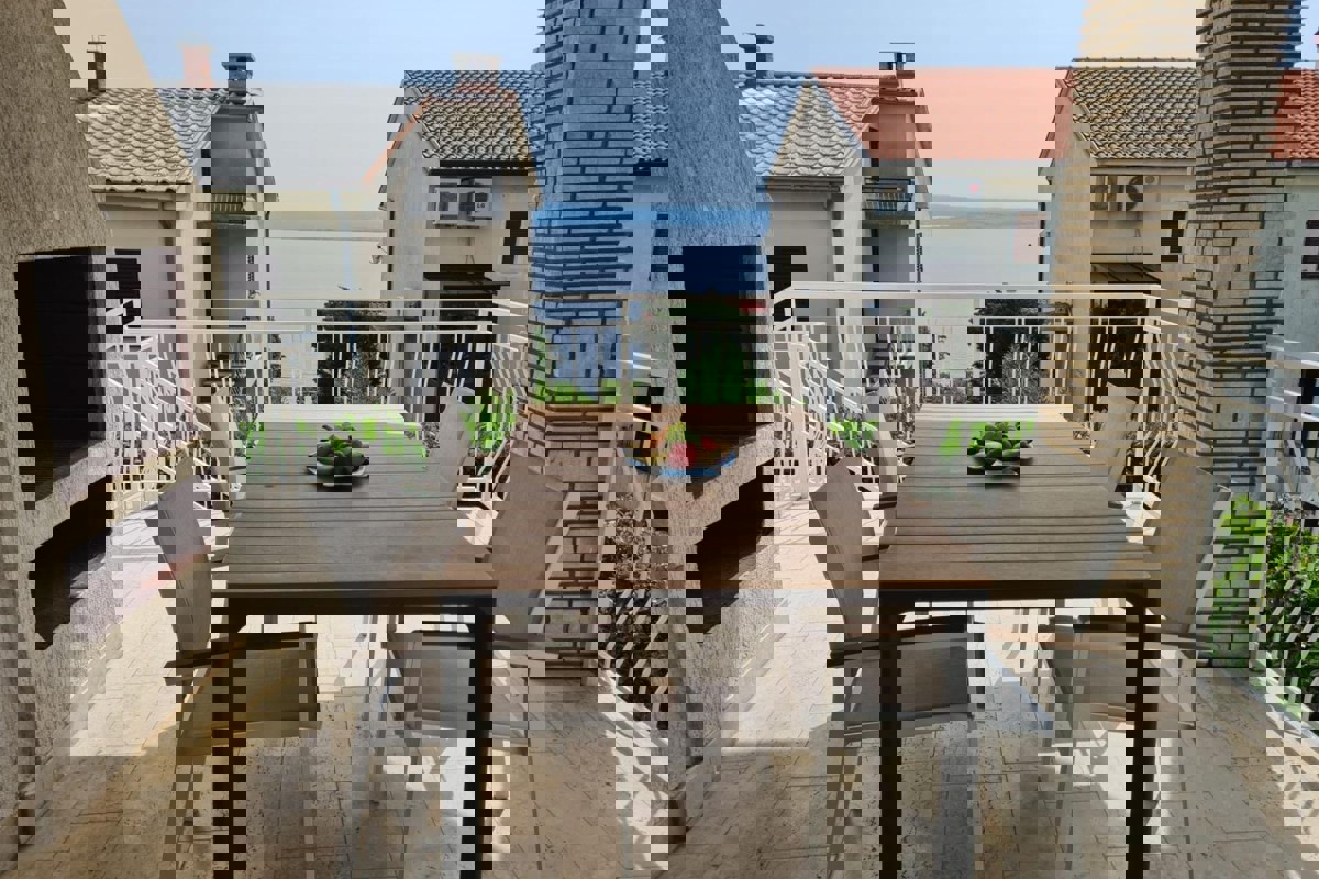 Casa con appartamenti vista mare