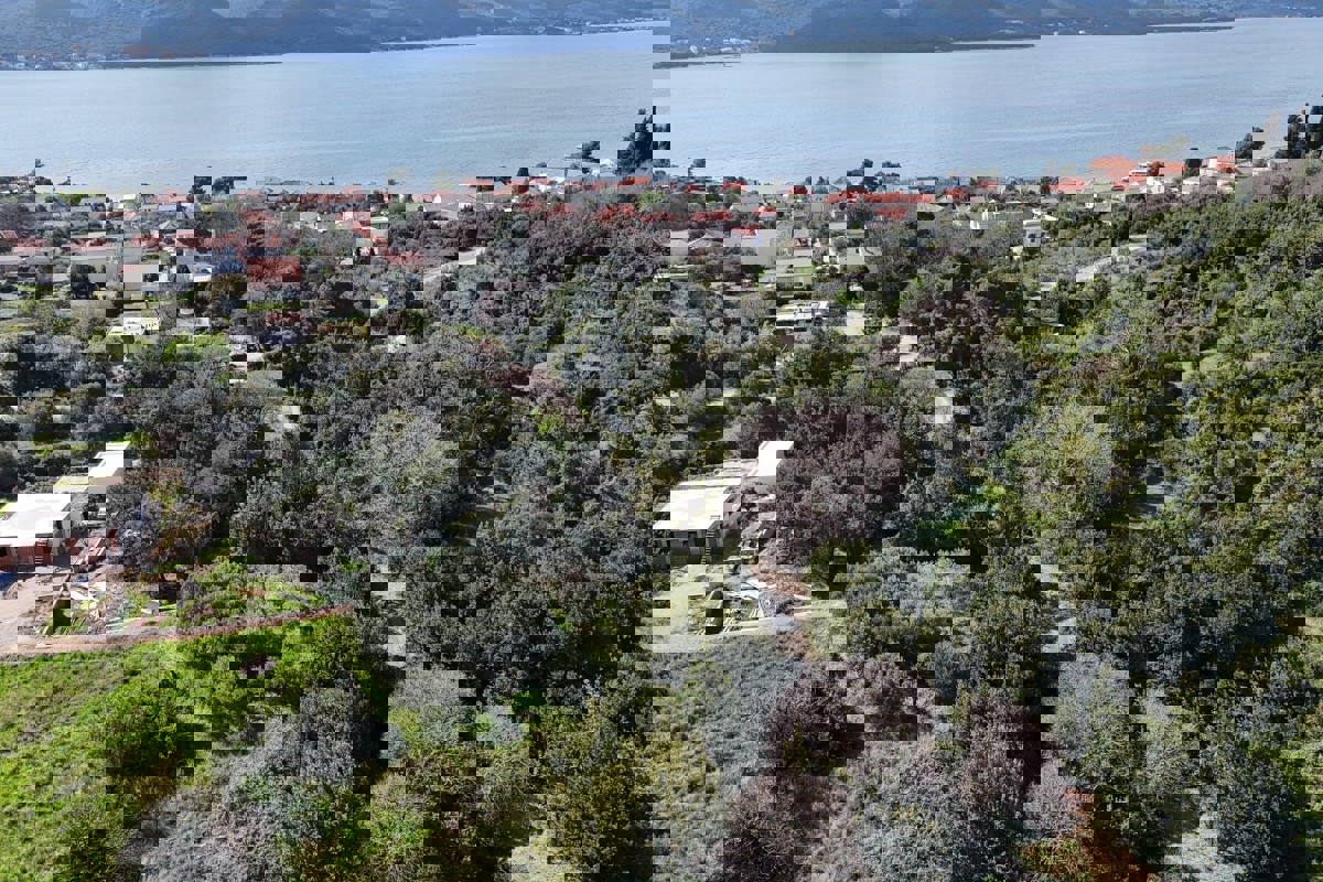 Casa bifamiliare in pietra da ristrutturare