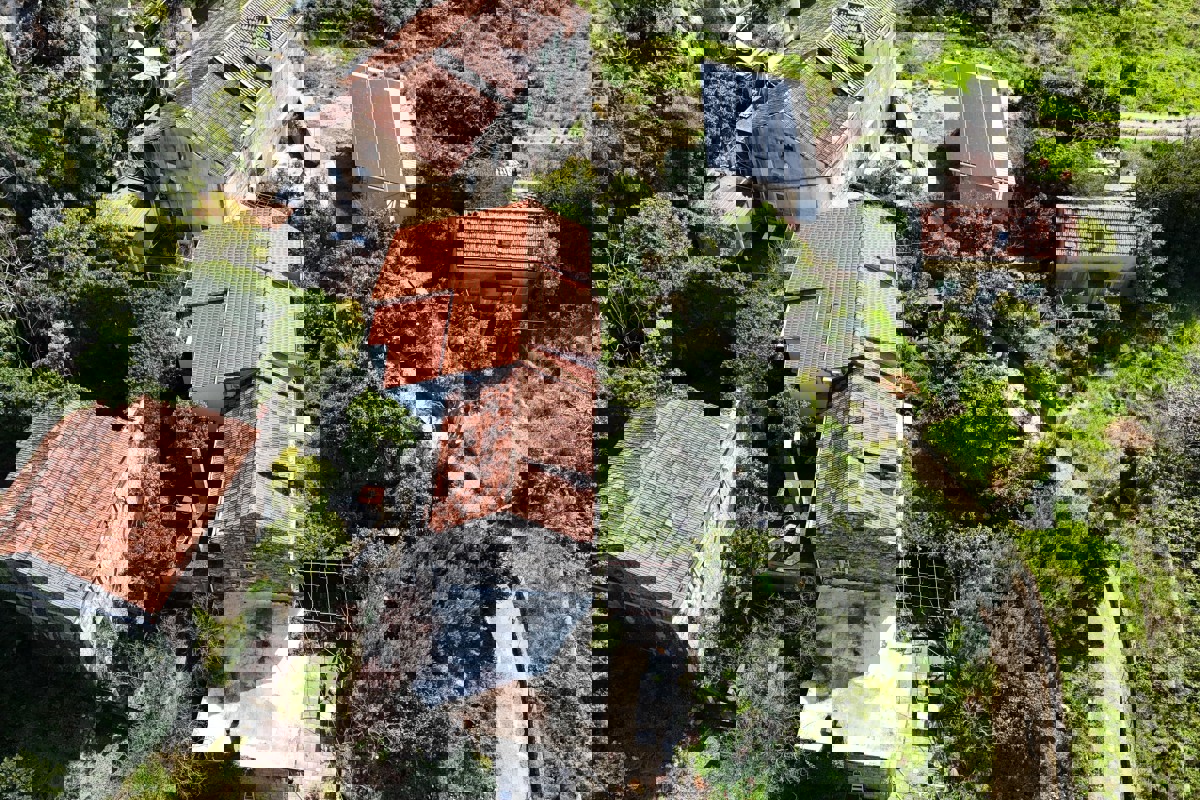 Casa bifamiliare in pietra da ristrutturare