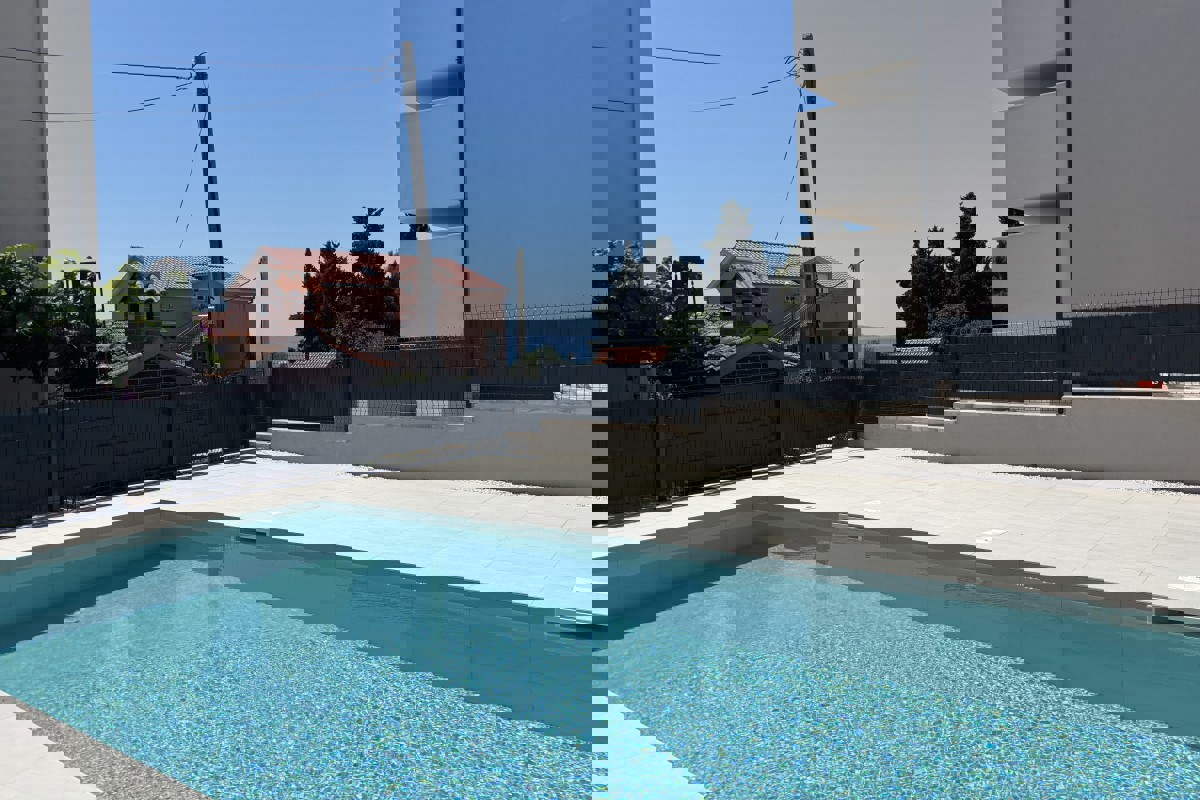 Lussuoso attico con vista mare