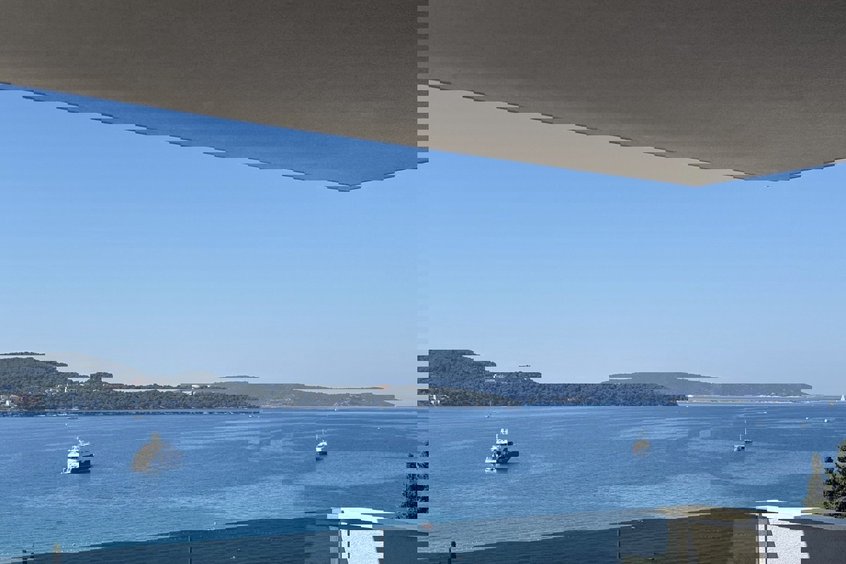Lussuoso attico con vista mare