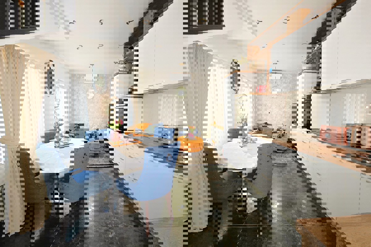 Splendida casa con due unità abitative e jacuzzi: una moderna oasi mediterranea