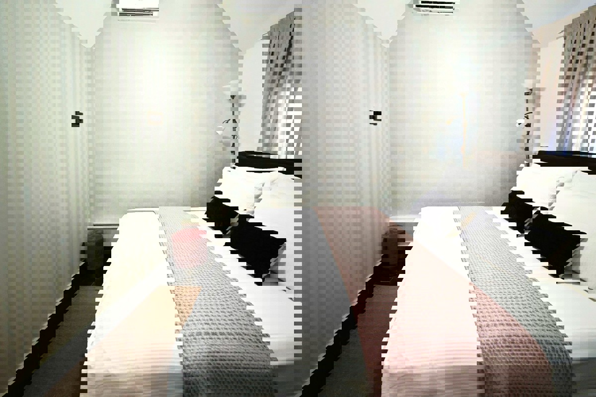 Splendida casa con due unità abitative e jacuzzi: una moderna oasi mediterranea