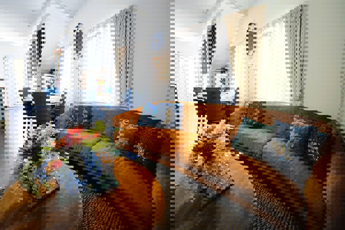 Splendida casa con due unità abitative e jacuzzi: una moderna oasi mediterranea