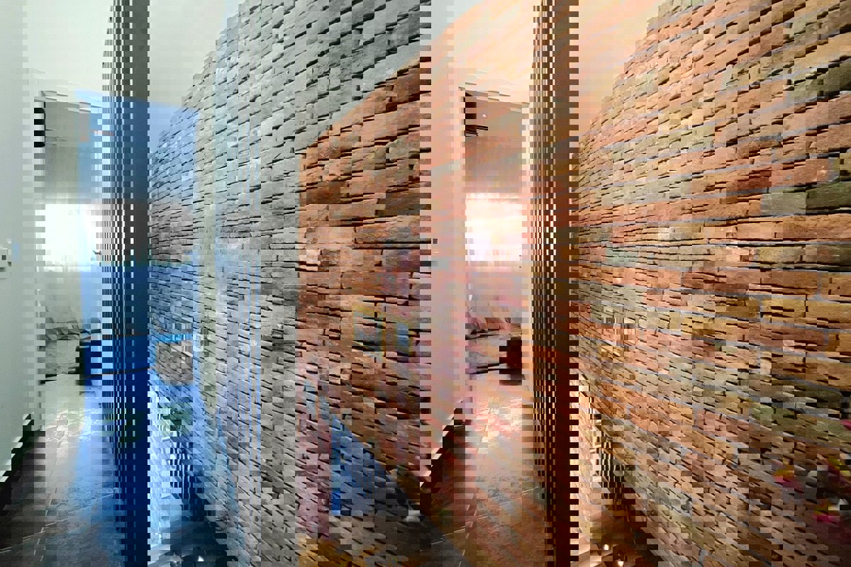 Splendida casa con due unità abitative e jacuzzi: una moderna oasi mediterranea