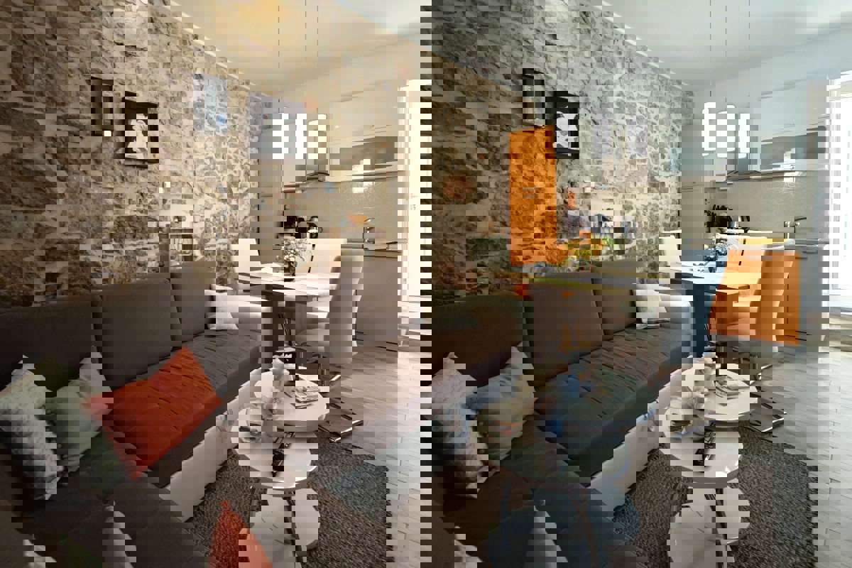 Splendida casa con due unità abitative e jacuzzi: una moderna oasi mediterranea