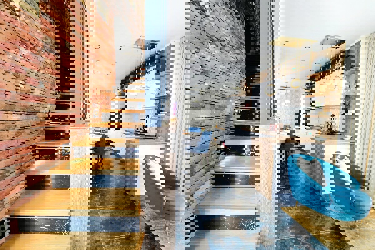 Splendida casa con due unità abitative e jacuzzi: una moderna oasi mediterranea