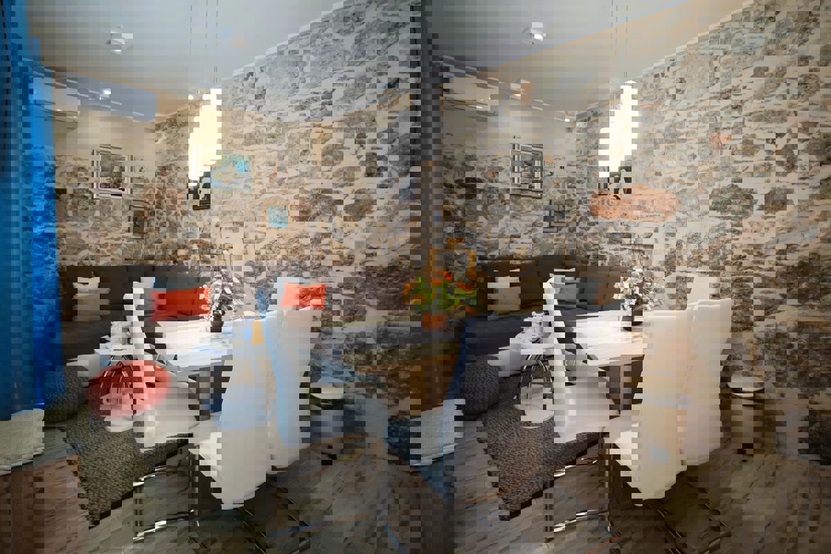 Splendida casa con due unità abitative e jacuzzi: una moderna oasi mediterranea