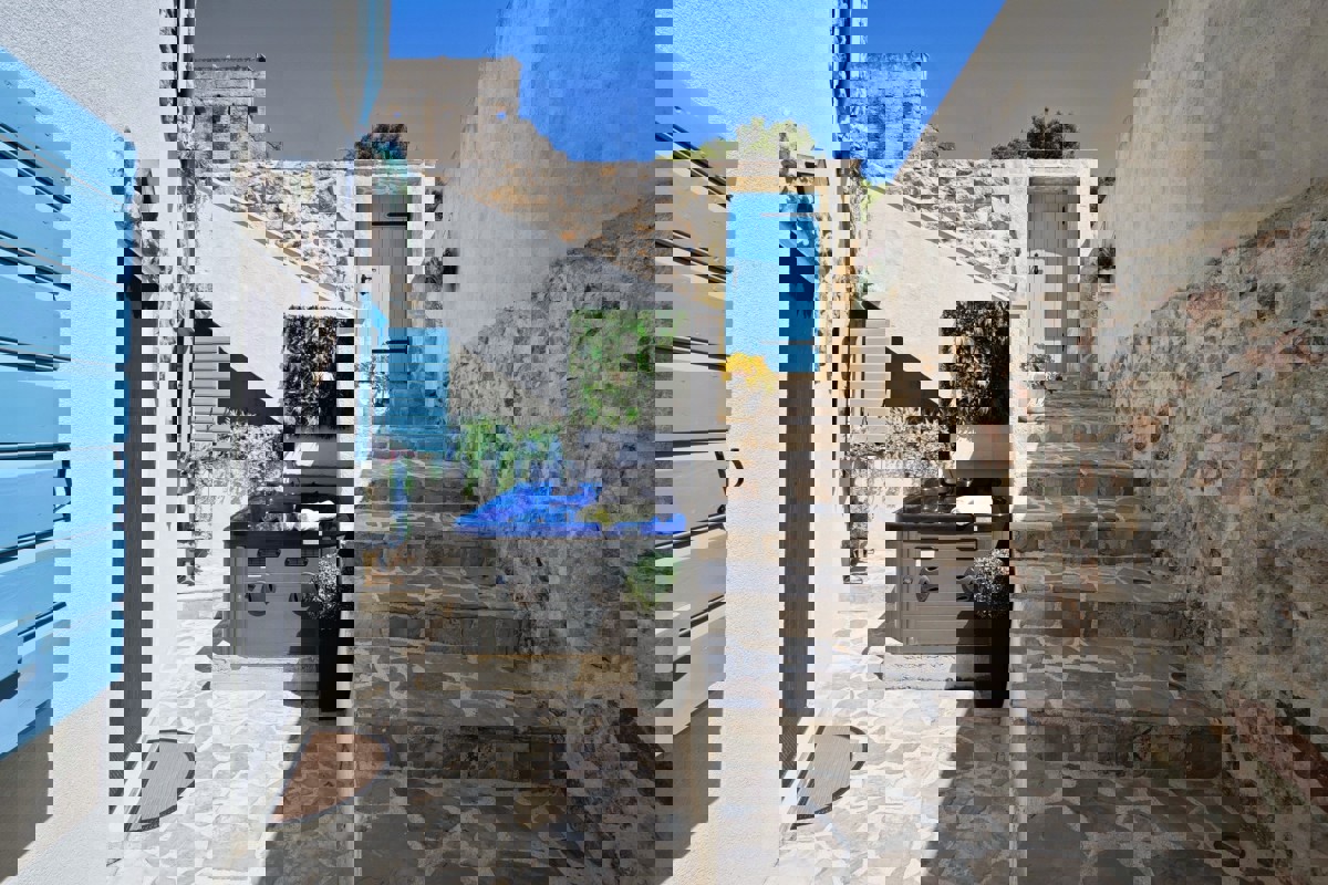 Splendida casa con due unità abitative e jacuzzi: una moderna oasi mediterranea