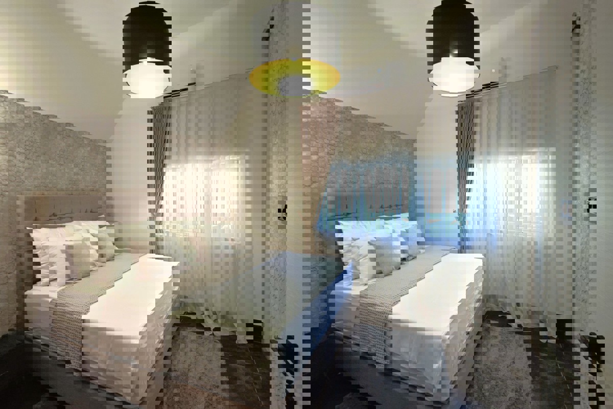 Splendida casa con due unità abitative e jacuzzi: una moderna oasi mediterranea