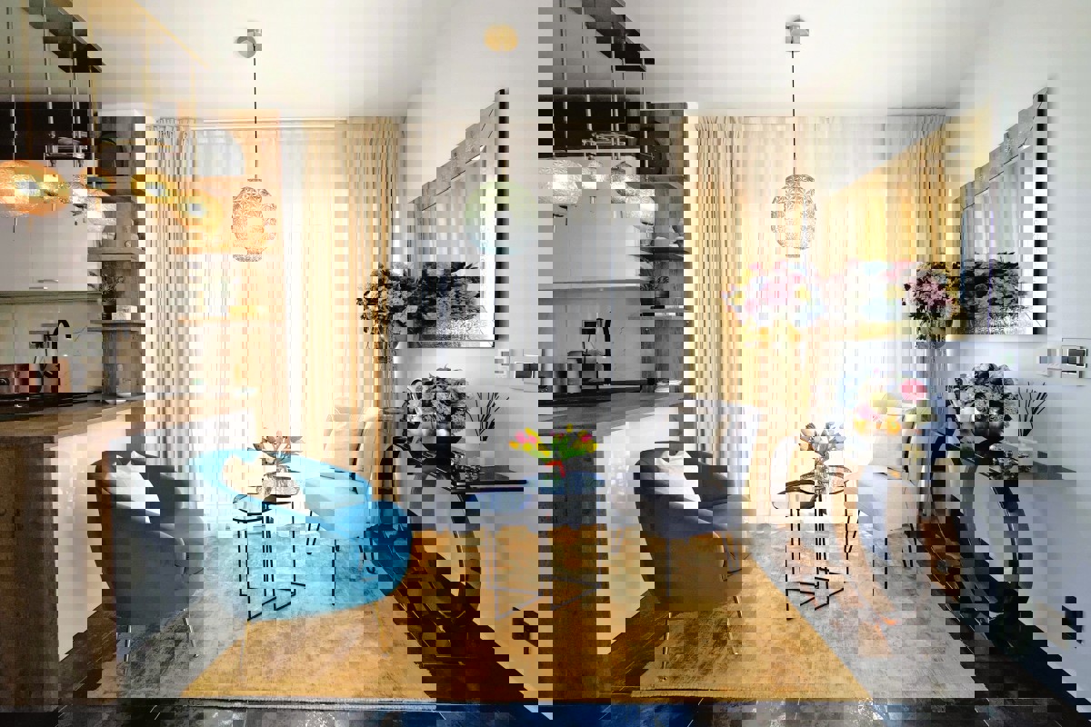 Splendida casa con due unità abitative e jacuzzi: una moderna oasi mediterranea