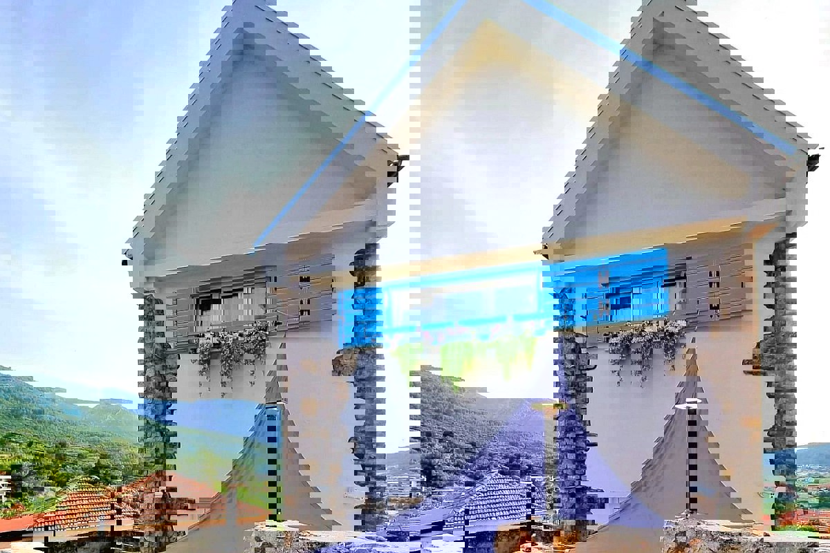 Splendida casa con due unità abitative e jacuzzi: una moderna oasi mediterranea