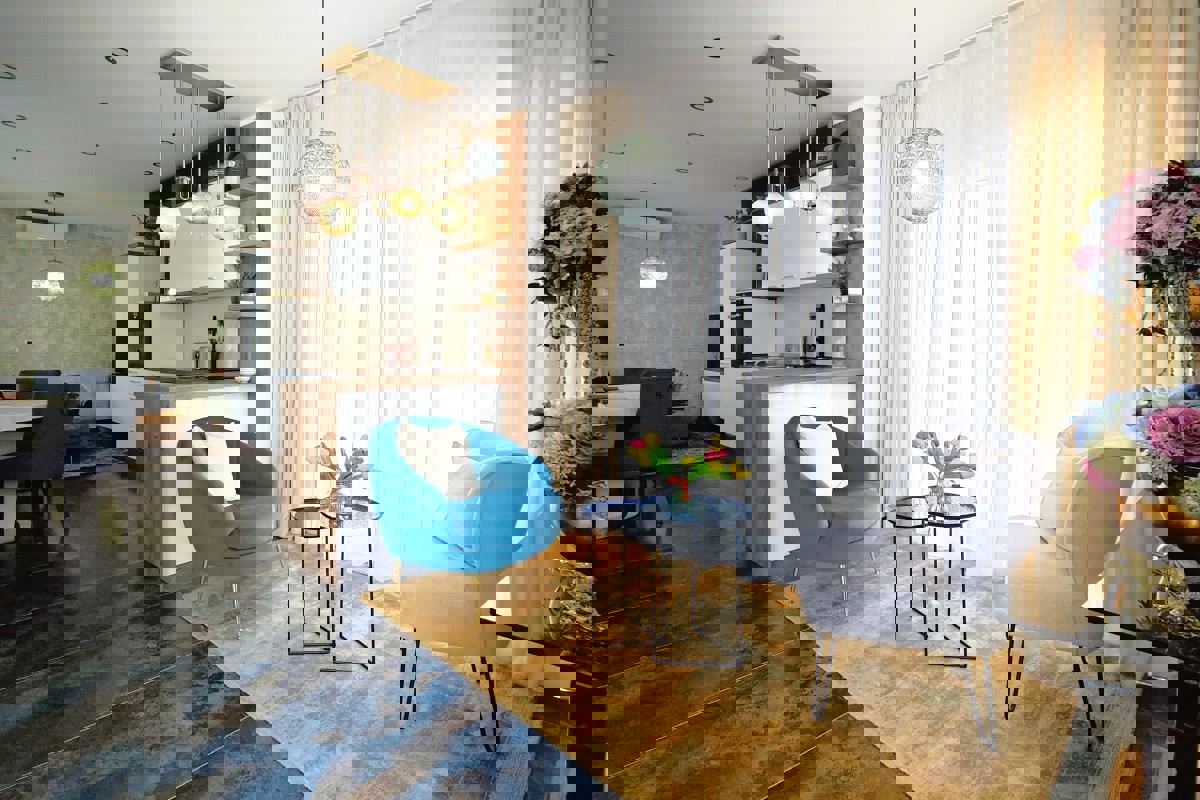 Splendida casa con due unità abitative e jacuzzi: una moderna oasi mediterranea