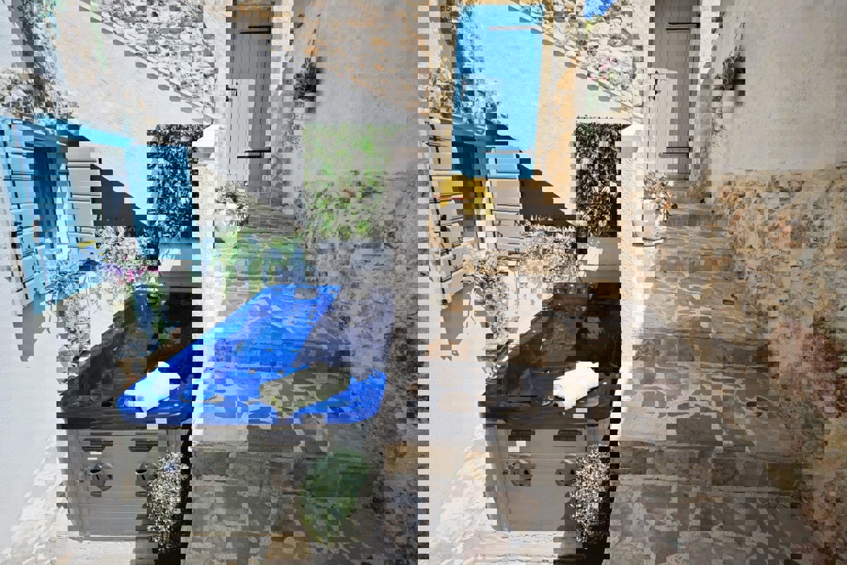 Splendida casa con due unità abitative e jacuzzi: una moderna oasi mediterranea