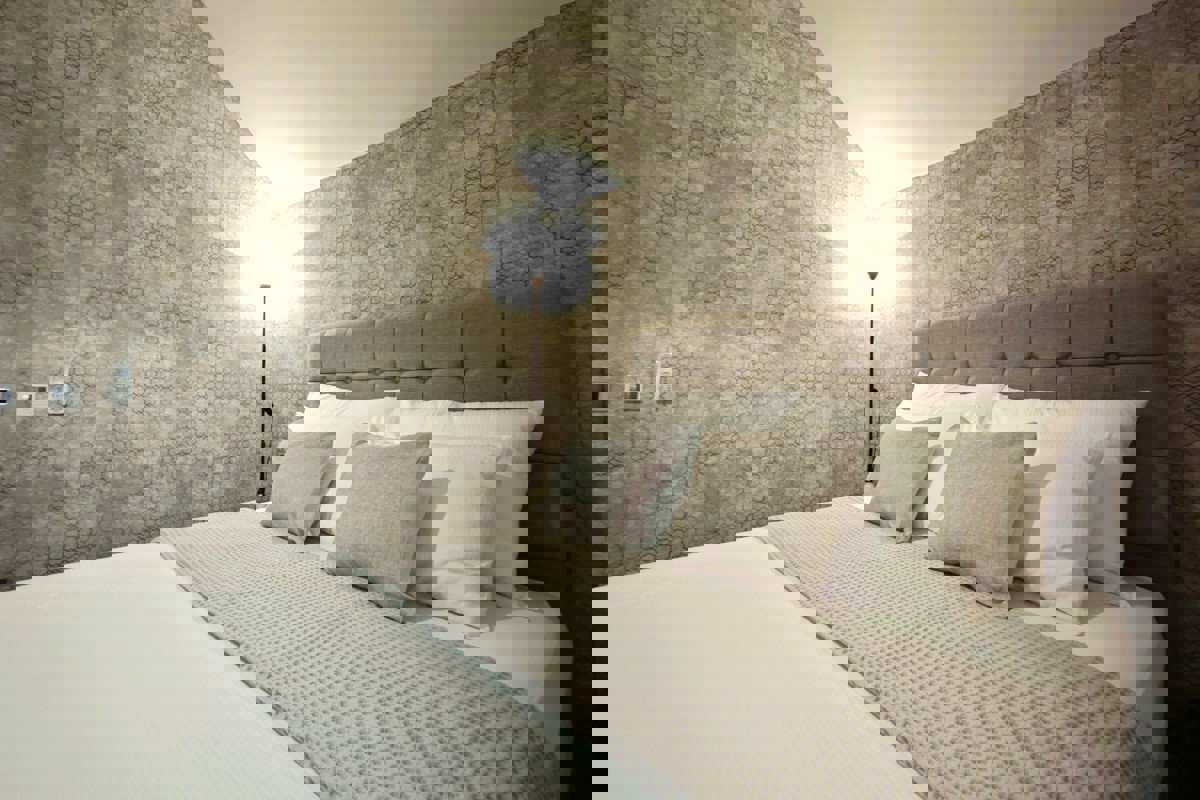 Splendida casa con due unità abitative e jacuzzi: una moderna oasi mediterranea