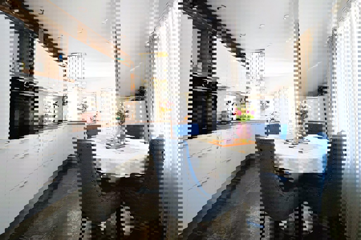 Splendida casa con due unità abitative e jacuzzi: una moderna oasi mediterranea