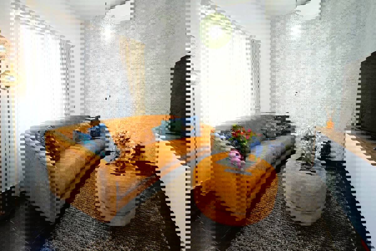 Splendida casa con due unità abitative e jacuzzi: una moderna oasi mediterranea