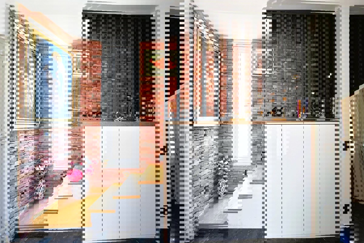 Splendida casa con due unità abitative e jacuzzi: una moderna oasi mediterranea