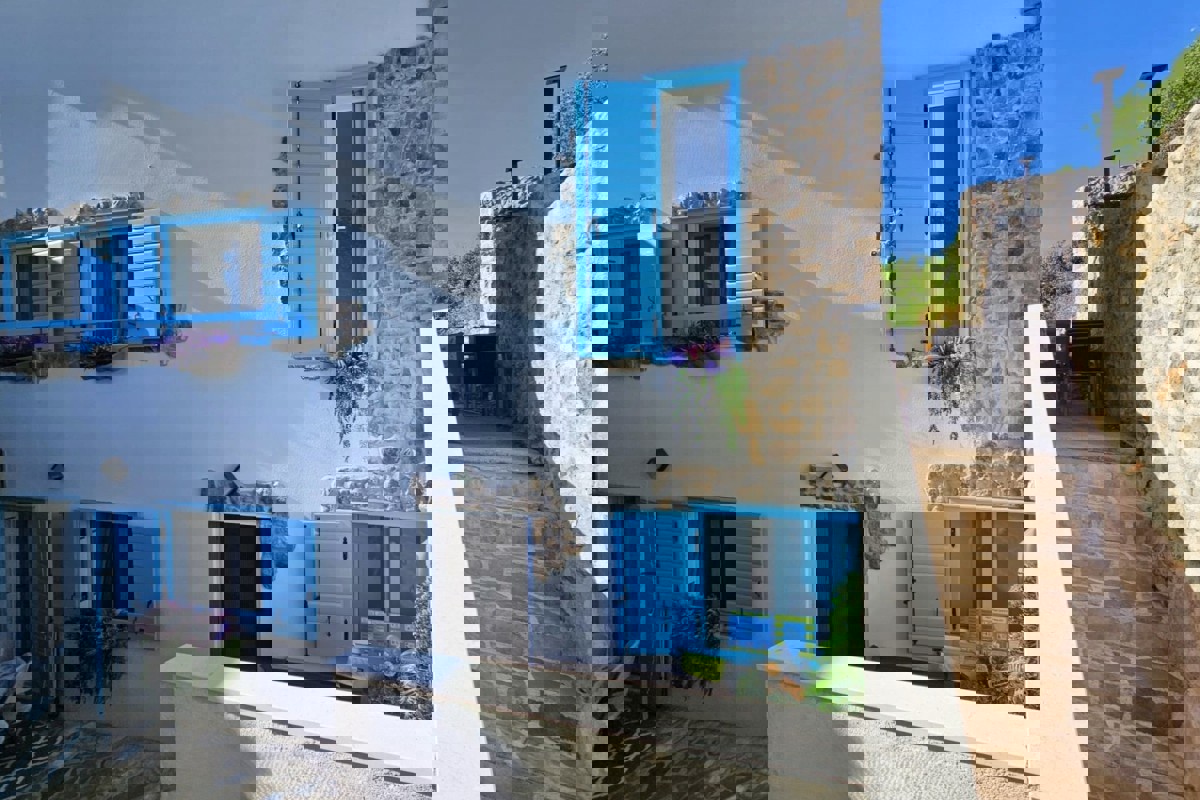 Splendida casa con due unità abitative e jacuzzi: una moderna oasi mediterranea