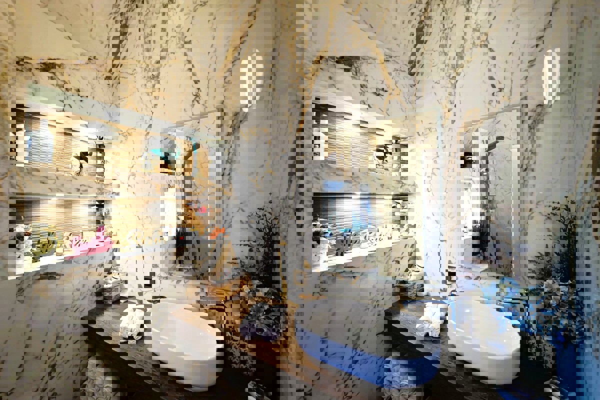 Splendida casa con due unità abitative e jacuzzi: una moderna oasi mediterranea