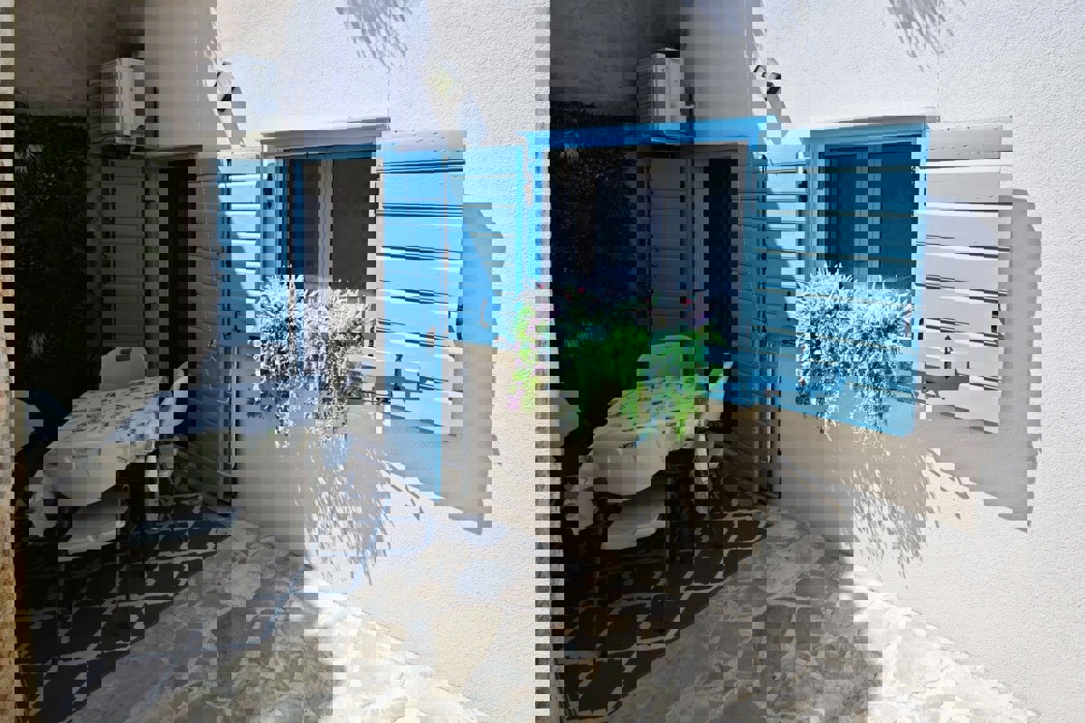 Splendida casa con due unità abitative e jacuzzi: una moderna oasi mediterranea