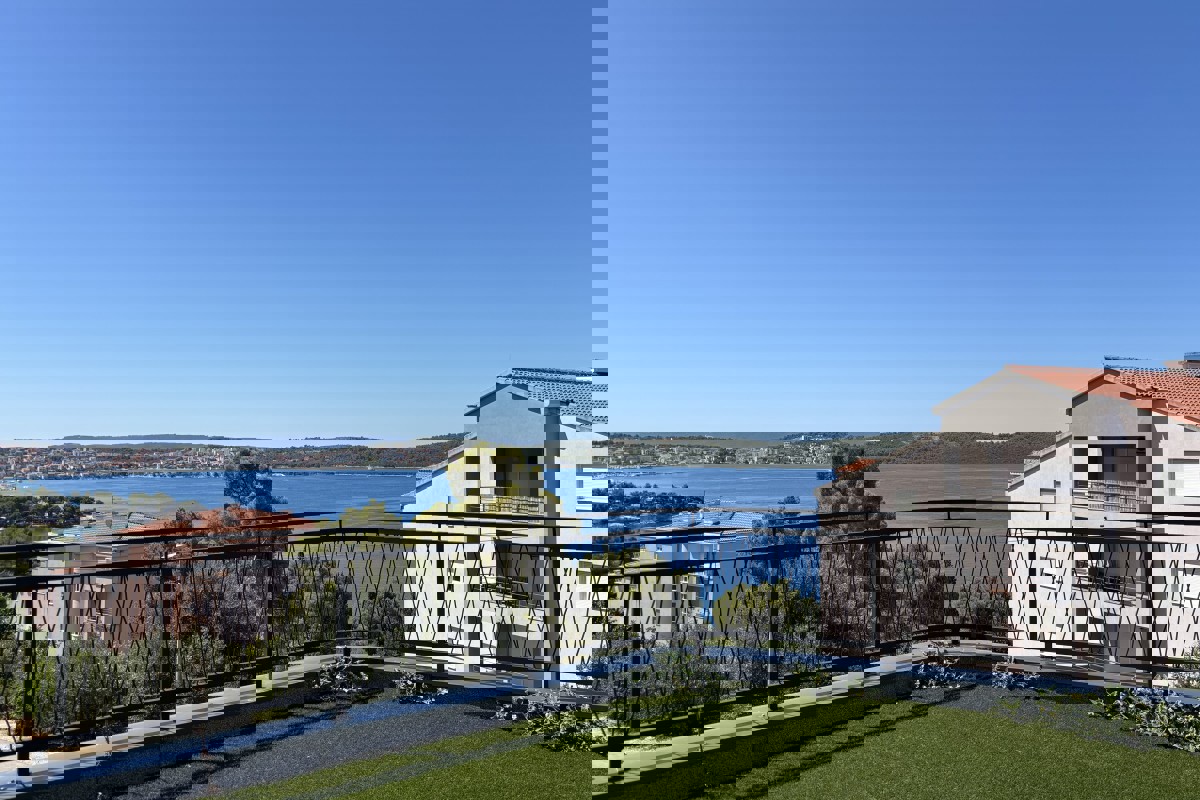 Moderno appartamento con giardino e vista mare