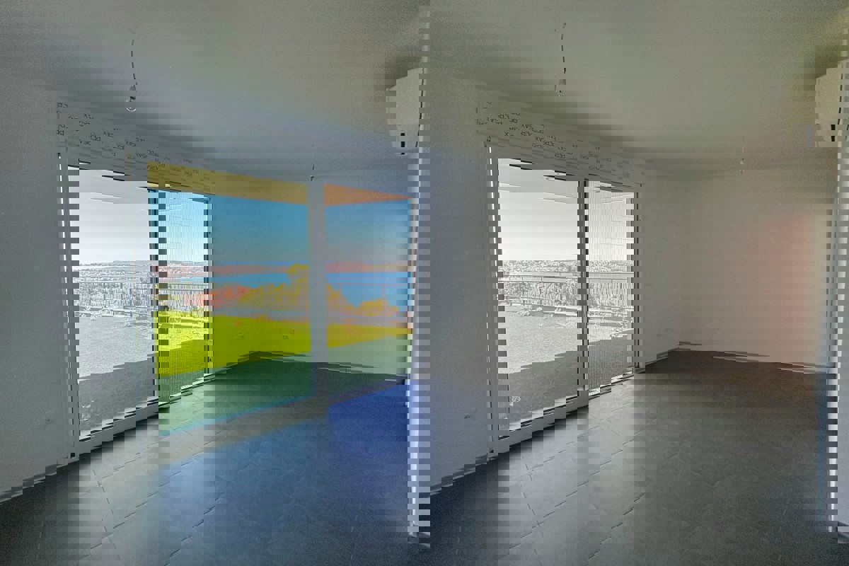 Moderno appartamento con giardino e vista mare