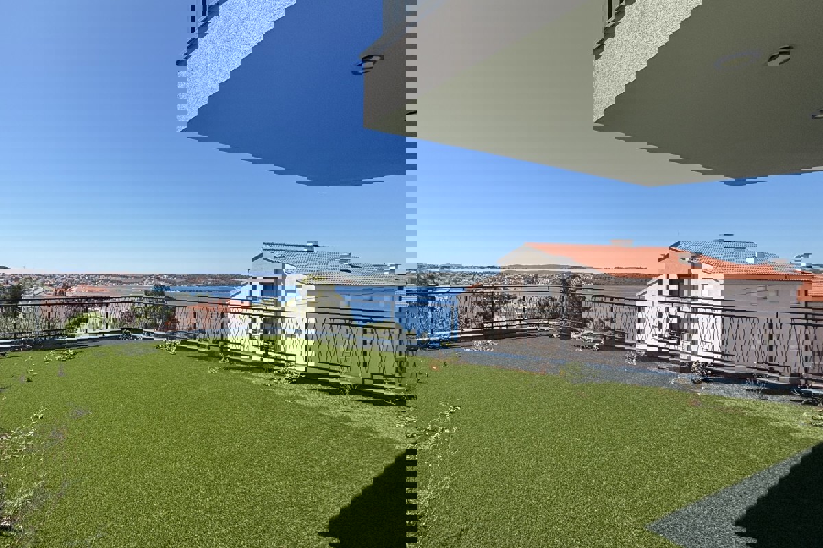 Moderno appartamento con giardino e vista mare
