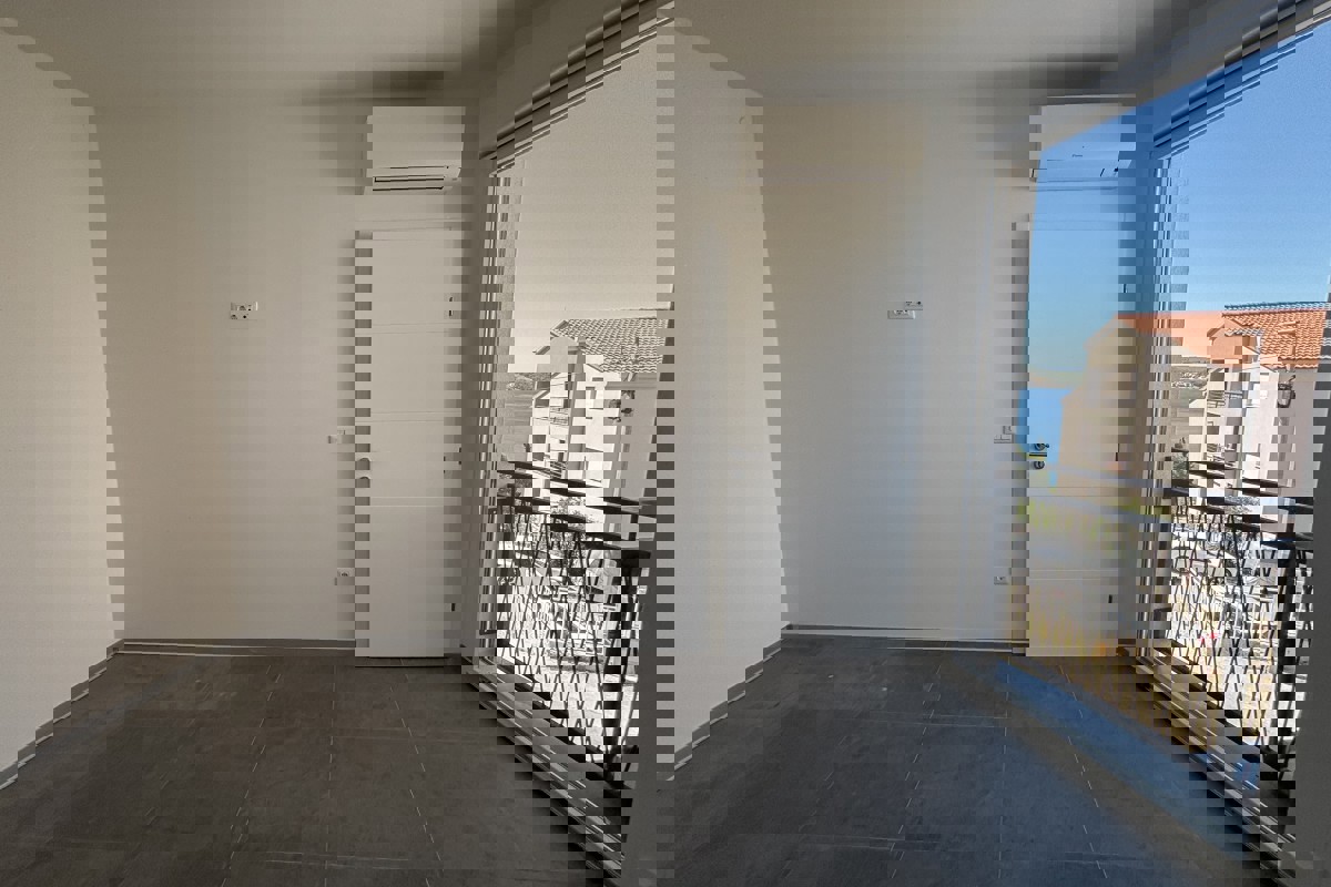 Moderno appartamento con giardino e vista mare
