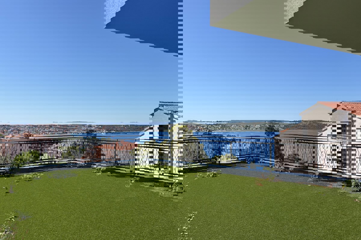 Moderno appartamento con giardino e vista mare