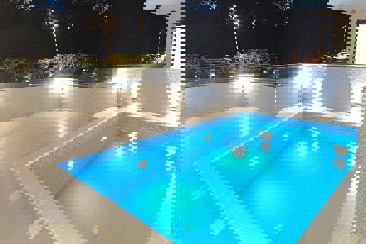 Nuova costruzione - appartamento in centro città con parcheggio, vicino al mare